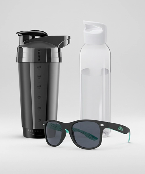 En shaker, vattenflaska och solgglas&ouml;gon.