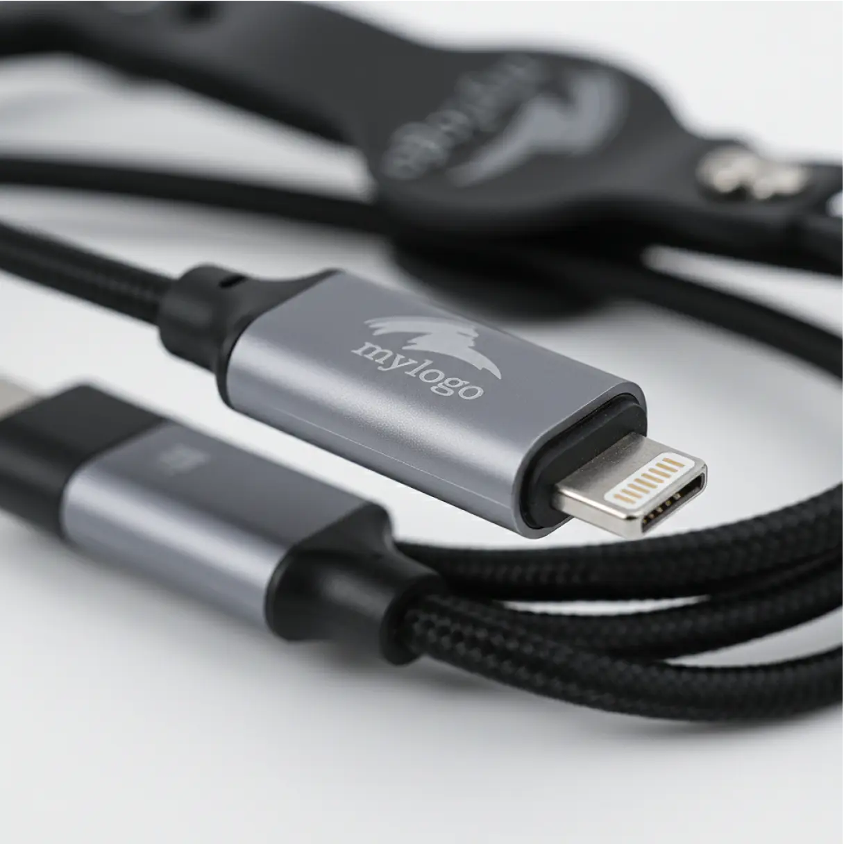 Närbild på märkt laddningskabel med Lightning- och USB-C-kontakter.